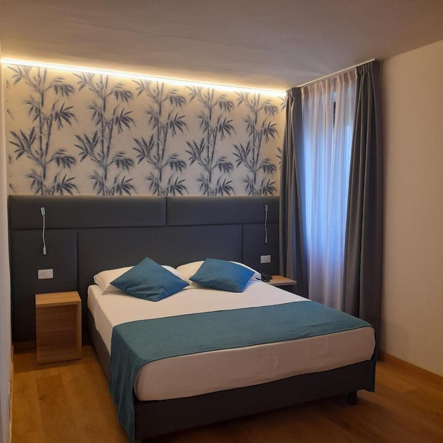 Bike Hotel Touring Gardone Riviera & Wellness Екстер'єр фото