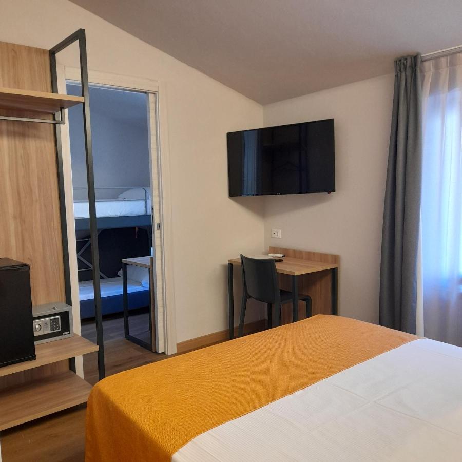 Bike Hotel Touring Gardone Riviera & Wellness Екстер'єр фото