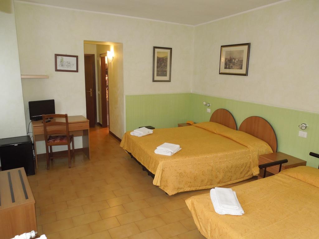 Bike Hotel Touring Gardone Riviera & Wellness Номер фото